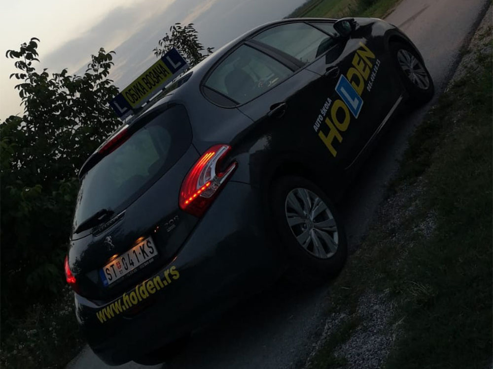 Vozilo Auto škole Holden Novi Banovci